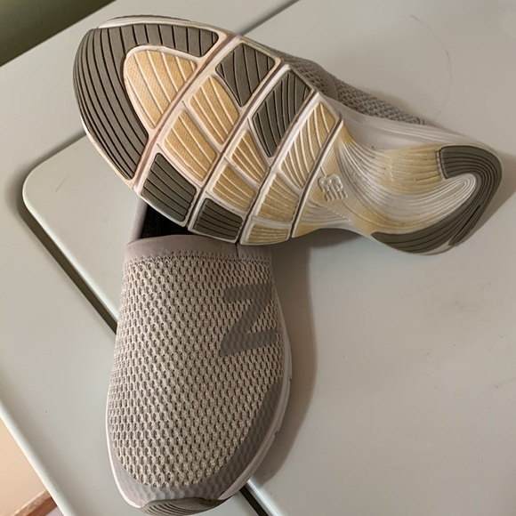 New Balance ( women’s, slip on shoes) - Picture 9 of 11